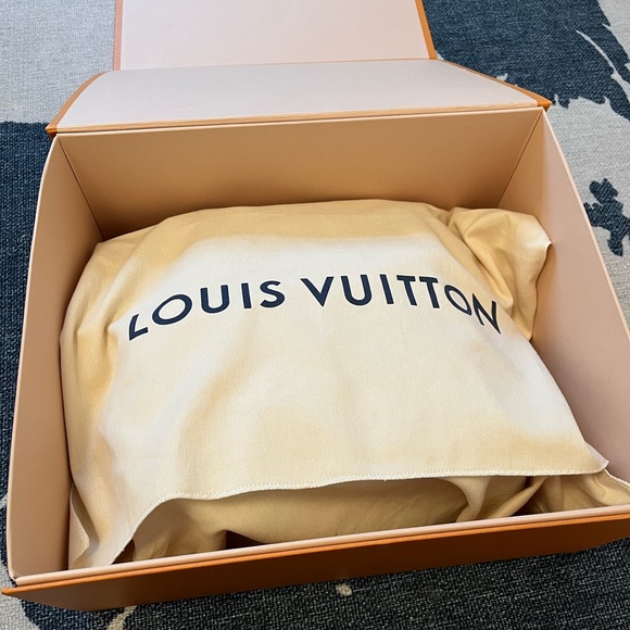 Louis Vuitton Neo Noe in Rose Poudre - Picture 6 of 10